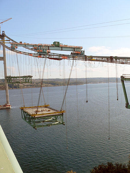 Bridge deck section trapeze
