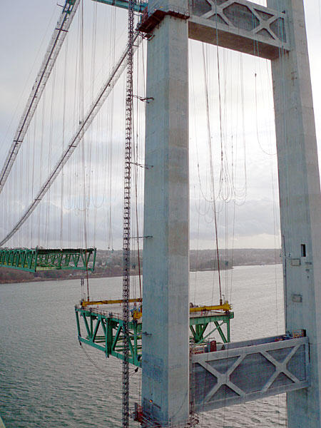 Bridge section between tower legs