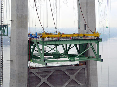 Bridge deck section between tower legs
